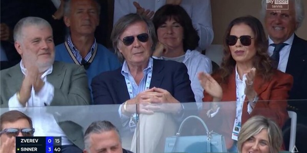 Bertolucci vede in tribuna Panatta a Montecarlo e si scatena in diretta tv: "Ieri sera è arrivato a cena, e..."
