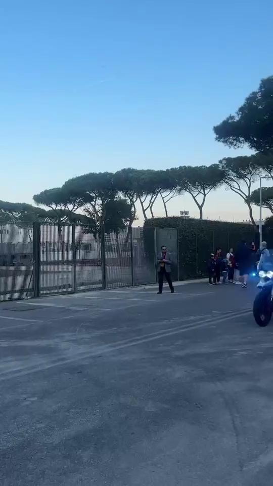 Roma-Atalanta,il pullman giallorosso arriva nell'indifferenza generale