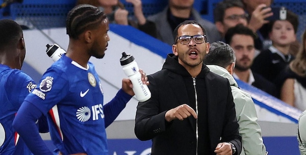Chelsea, ufficiale: esonerato Rosenior. Salta la panchina dell'erede di Maresca