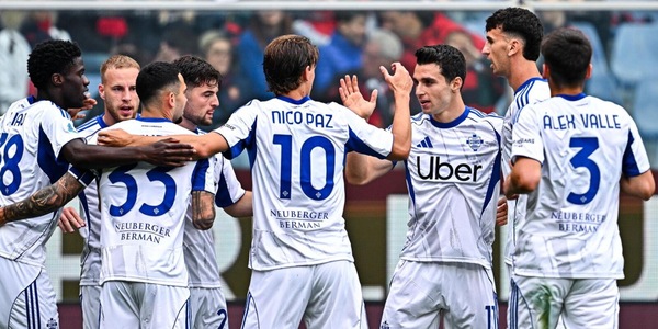 Fabregas batte il Genoa e aggancia la Roma: De Rossi ko, decisivi Douvikas e Diao