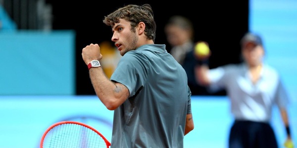 Cobolli lotta solo nel secondo set: Zverev vince 6-1 6-4 e si prende la semifinale a Madrid