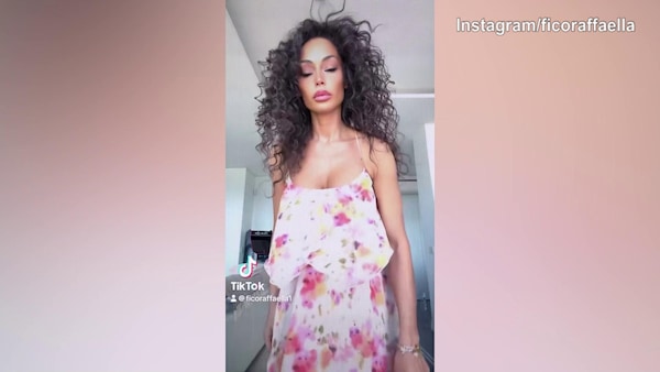 Il balletto di Raffaella Fico 'infiamma' i social