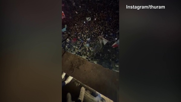 Marcus Thuram riprende la festa dei tifosi dalla Terrazza del Duomo