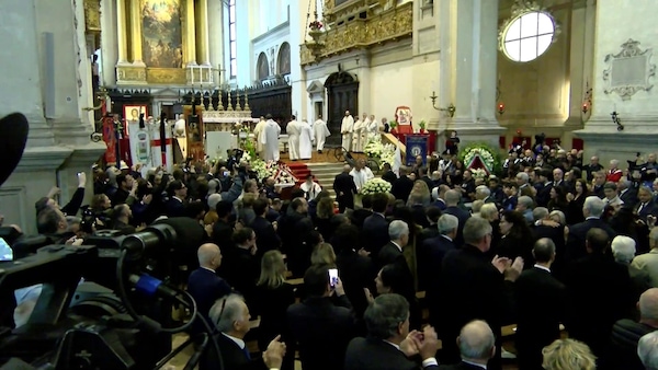 L'ultimo saluto ad Alex Zanardi: grande emozione ai funerali nella basilica di Santa Giustina