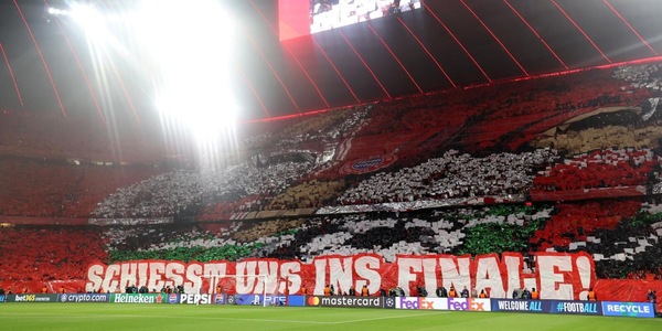La scenografia pazzesca del Bayern con un lungo striscione: ecco il significato