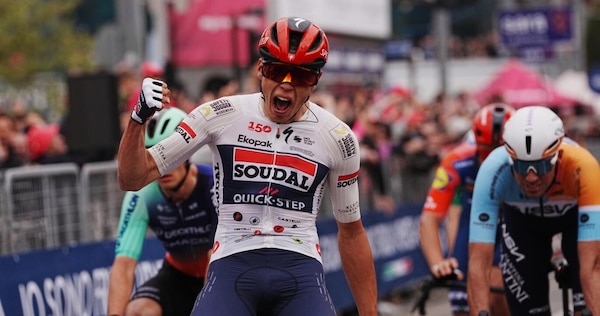 Paul Magnier vince la prima tappa del Giro d'Italia: vestirà la maglia rosa