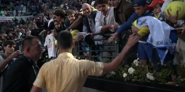 Djokovic e il gesto da campione a Roma dopo la sconfitta: resta in campo e stupisce il pubblico