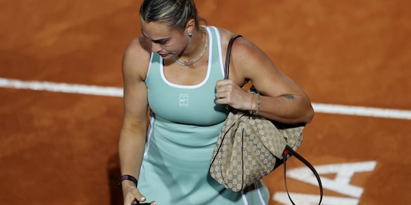 Aryna Sabalenka fa la storia: entra in campo con una borsa da giorno!