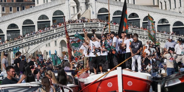 Il Venezia torna in Serie A e festeggia sul Canal Grande: il corteo speciale sull'acqua