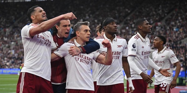 L'Arsenal batte il West Ham con il brivido e consolida il primo posto: ora il City è a -5
