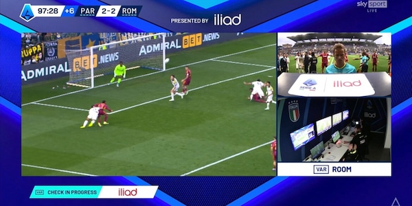 Perché su Rensch è fallo: la spiegazione della giusta scelta dell'arbitro Chiffi nel finale di Parma-Roma