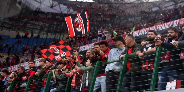 Milan, dentro e fuori sale la protesta contro Furlani