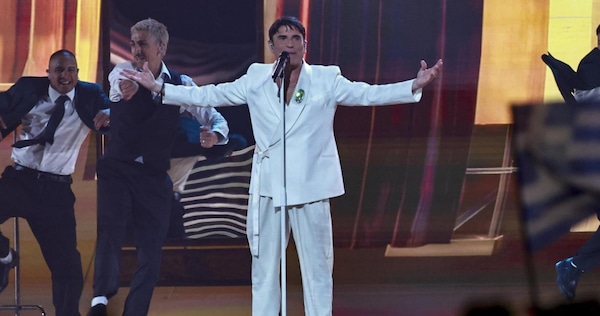 Chi veste Sal Da Vinci all'Eurovision 2026, l'abito bianco è alta sartoria
