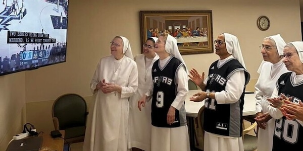 Febbre da Spurs, le suore tifose Nba con l'ultima cena alle spalle: la foto più divertente che vedrete oggi
