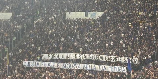 L'Olimpico si emoziona per Gabriele Sandri: lo striscione della Curva dell'Inter, tutto lo stadio reagisce così