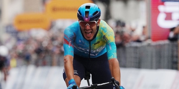 Giro d’Italia, Ballerini trionfa a Napoli: prima vittoria italiana. Eulalio conserva la maglia rosa