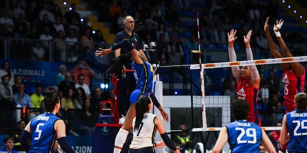 Parte bene l'Italia di Velasco: superata la Francia in tre set