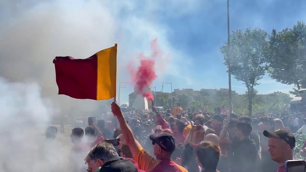 Roma, l'arrivo del pullman giallorosso per il derby con la Lazio