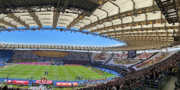 La coreografia della Curva Sud per il derby è da applausi: tutte le foto