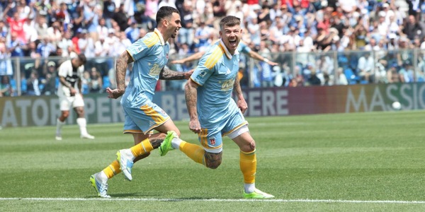 Como, la favola continua: batte il Parma 1-0 e resta in corsa per la Champions