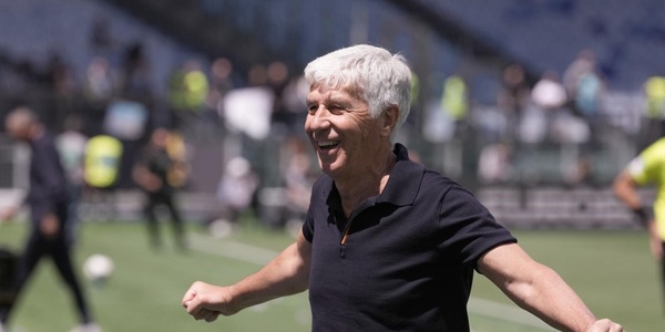 Gasperini da sogno, impazzisce sotto la Sud e fa l'inchino. Poi si emoziona: "Aver conquistato la gente vale più di uno scudetto"