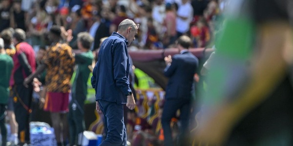 Sarri e le mille domande sul futuro: "Ma nessuno parla del derby?". Poi la stoccata alla società