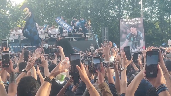 Inter, è partita la festa Scudetto per le strade di Milano
