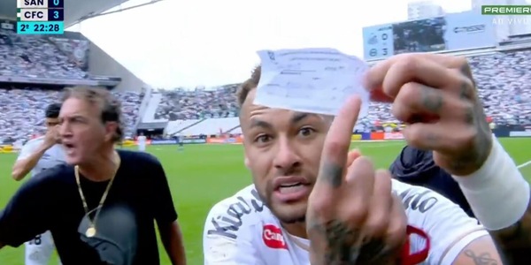 Neymar viene sostituito "per errore" con il Santos: la sua reazione è virale