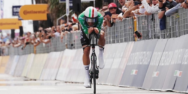 Ganna show al Giro d'Italia: imprendibile nella cronometro di Massa