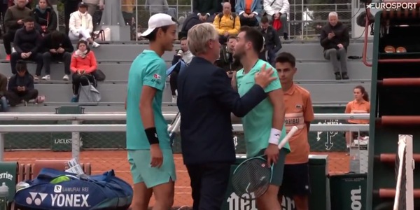 Rissa sfiorata al Roland Garros: il giudice è dovuto scendere dalla sedia per separare i due tennisti