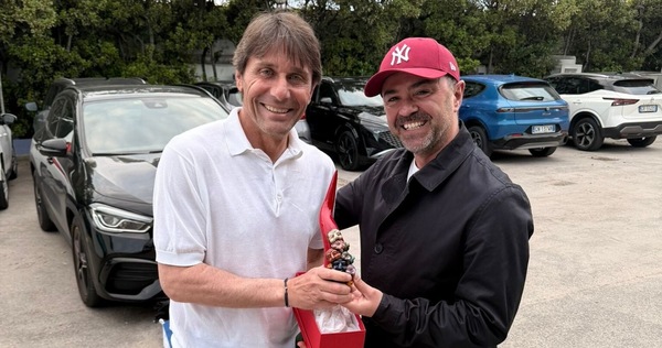 Il maestro Genny Di Virgilio regala un corno portafortuna a Conte che gli dice "dovevi portarmelo prima"