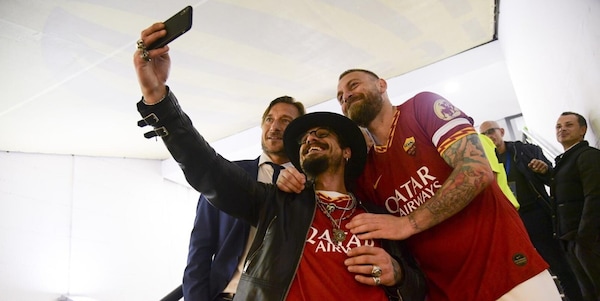Osvaldo e quella volta della pipì in doccia prima del concerto con De Rossi e Alvarez: "Avevo chiesto di essere sostituito dieci minuti prima.."