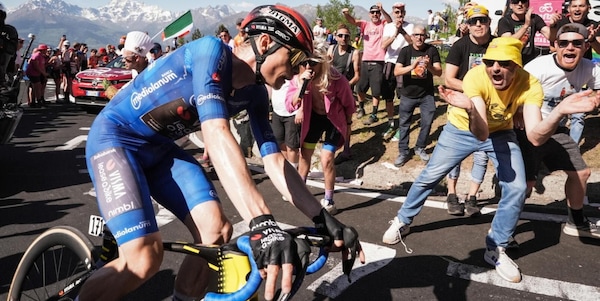 Super Vingegaard al Giro d'Italia: domina la vetta di Pila e si prende la maglia rosa