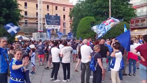 Como, scatta la festa Champions con i pullman scoperti in città