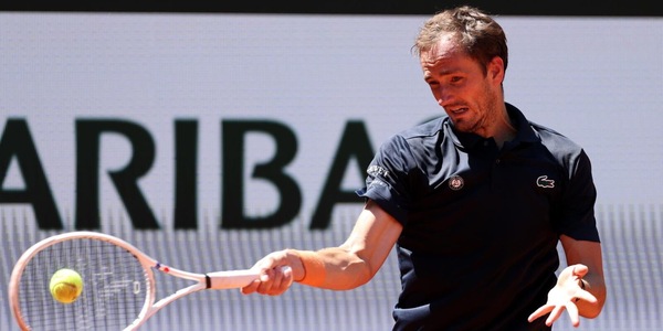 Medvedev incorreggibile: fuori con una wild card al Roland Garros, si lamenta di tutto e la moglie lo rimprovera