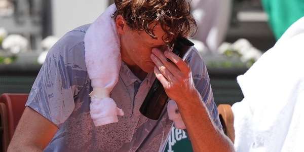 Sinner eliminato al secondo turno del Roland Garros: Jannik si sente male e crolla contro Cerundolo
