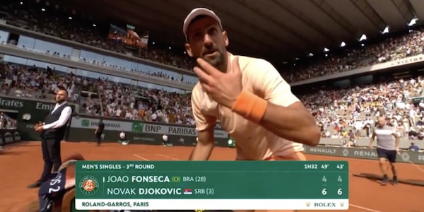 Il cameraman si avvicina troppo, Djokovic si infuria e reagisce così a Parigi
