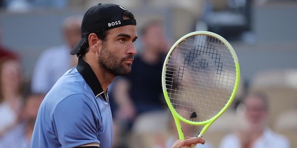 Berrettini eroico al Roland Garros: batte Comesana dopo cinque ore e vola agli ottavi