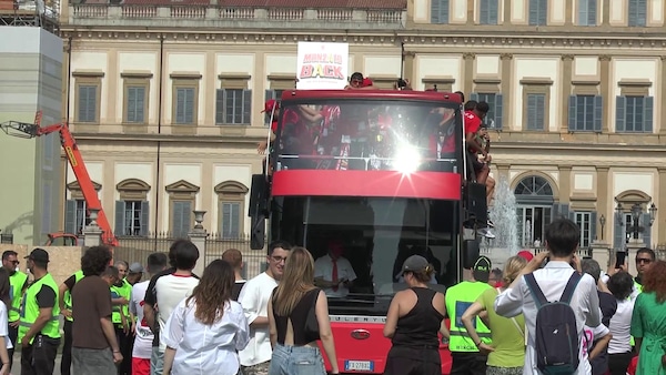 Festa Monza, l'abbraccio della città ai giocatori per la promozione