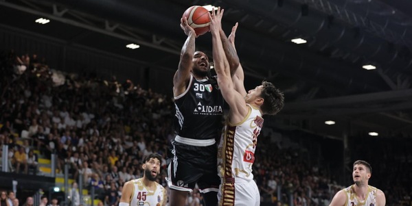 Semifinale playoff Serie A, Bologna travolge Venezia: serie sull'1-1