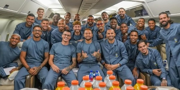 Il Brasile di Ancelotti decolla verso i Mondiali: il rito del 'battesimo' per l'aereo e la carica di Neymar