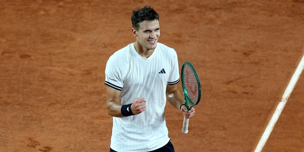 Roland Garros, strepitoso Mensik: batte Fonseca in tre set e vola in semifinale