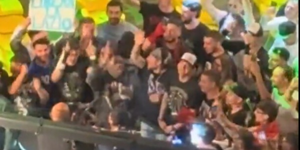 La contestazione a Lotito arriva ovunque: "Libera la Lazio" dal ring della Wwe