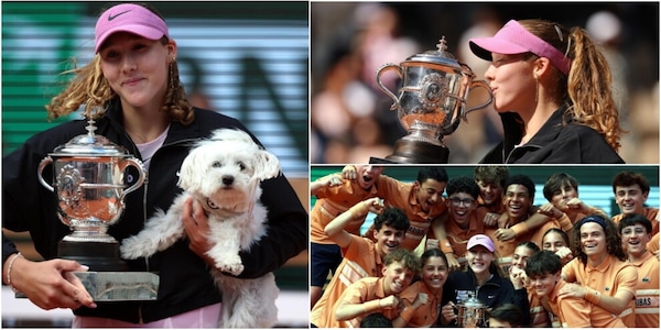 Andreeva fa festa al Roland Garros: la regina di Parigi posa con il trofeo insieme al cane e ai raccattapalle