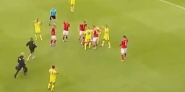Paura per Eriksen, collassa in campo durante Danimarca-Ucraina