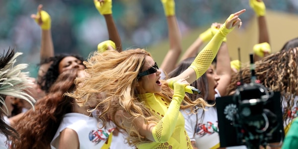 Cerimonia apertura Mondiali, proteste social e la Rai si scusa per il 'taglio' a Shakira: "Errore nel timing"