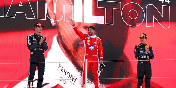 Le lacrime, l'urlo di gioia e le parole in italiano di Lewis Hamilton: la prima vittoria con la Ferrari è indimenticabile