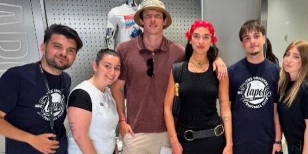 Dua Lipa e Callum Turner a Napoli: shopping nello store del club per i neosposi