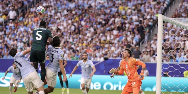 Al Amri illude l'Arabia Saudita, Araujo salva l'Uruguay: Bielsa inizia soffrendo