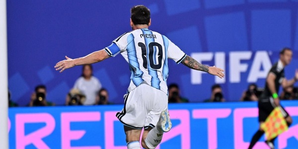 Leo Messi, sei uno spettacolo: tripletta show e l'Argentina strapazza l'Algeria